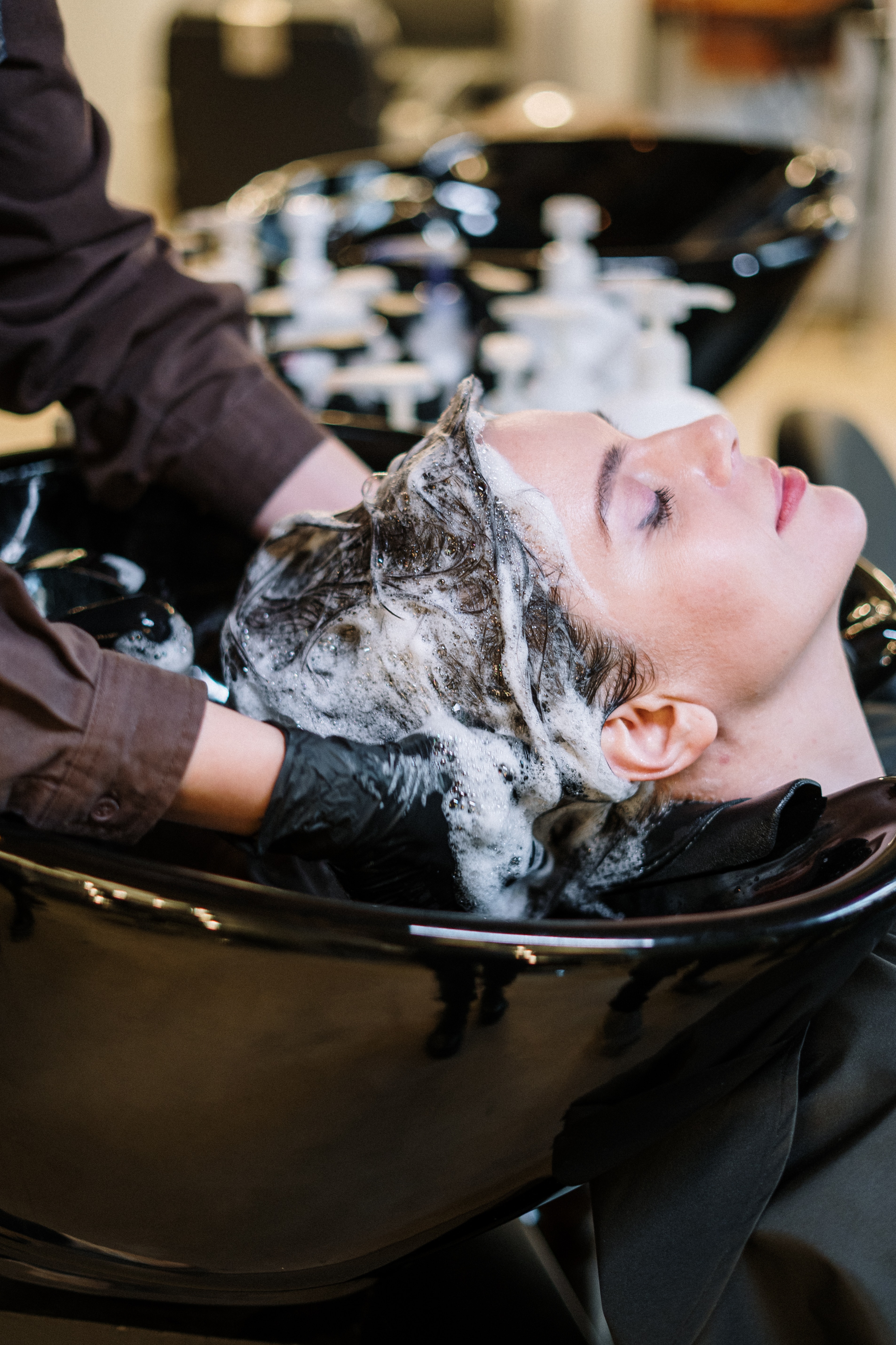 Co na poškozené vlasy: Pomůže šampon, maska nebo bylinky?