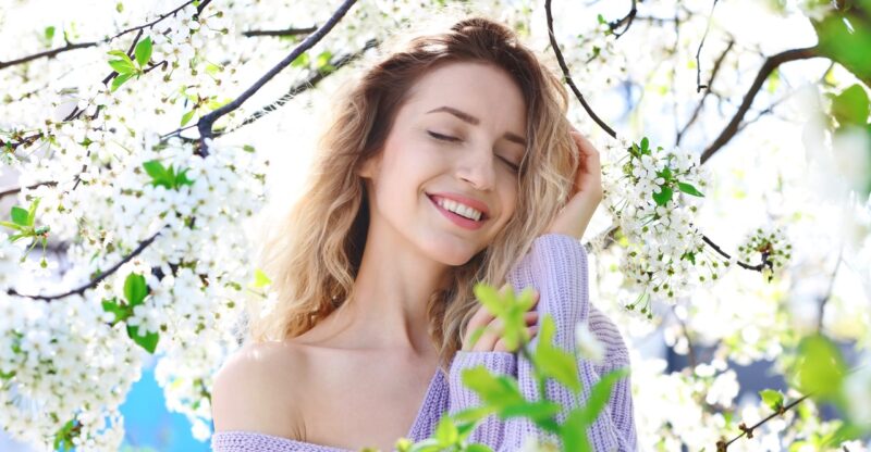 Jarní účesy pro středně dlouhé vlasy: co bude letos působit lehce a svěže